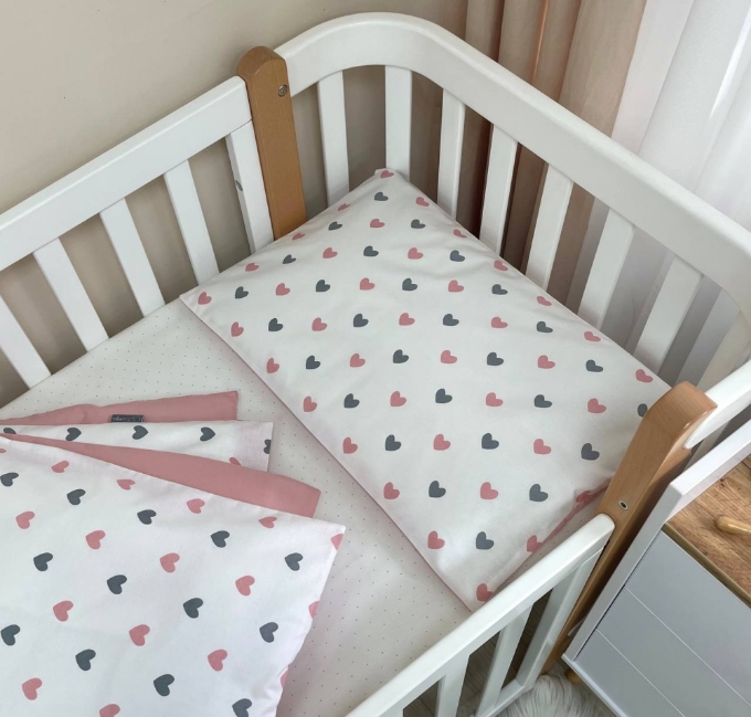 Set lenjerie de schimb pentru patut bebe 3 piese Inimioare roz-gri (4)